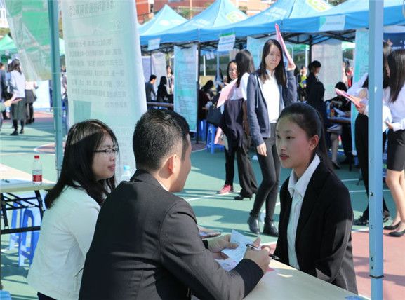 毕业生与企业代表进行面谈.JPG