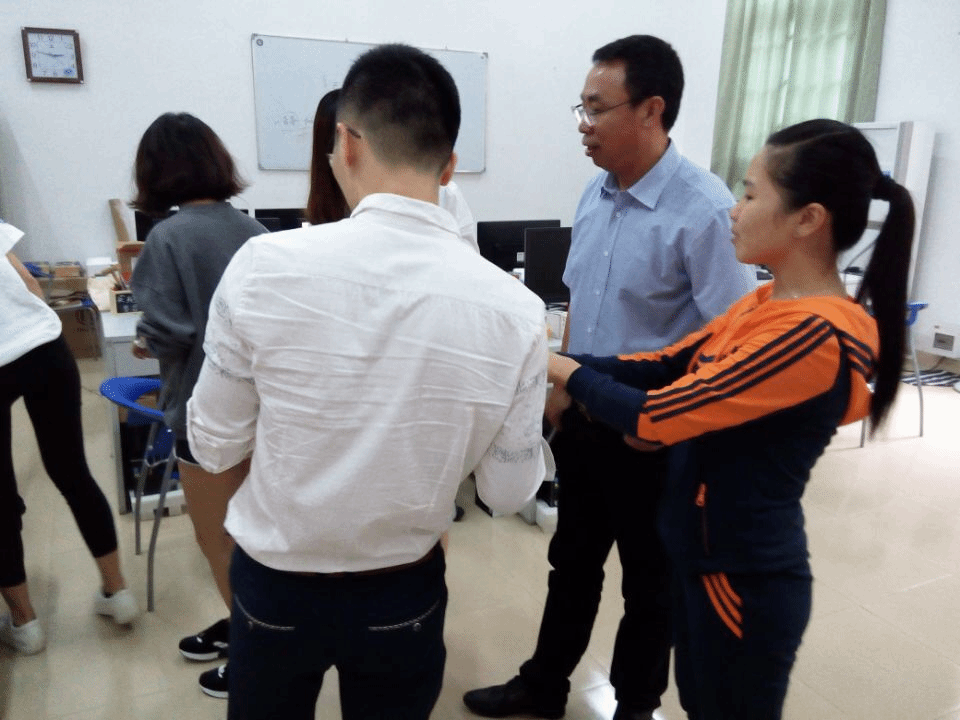 校友参观工作坊建设分享图